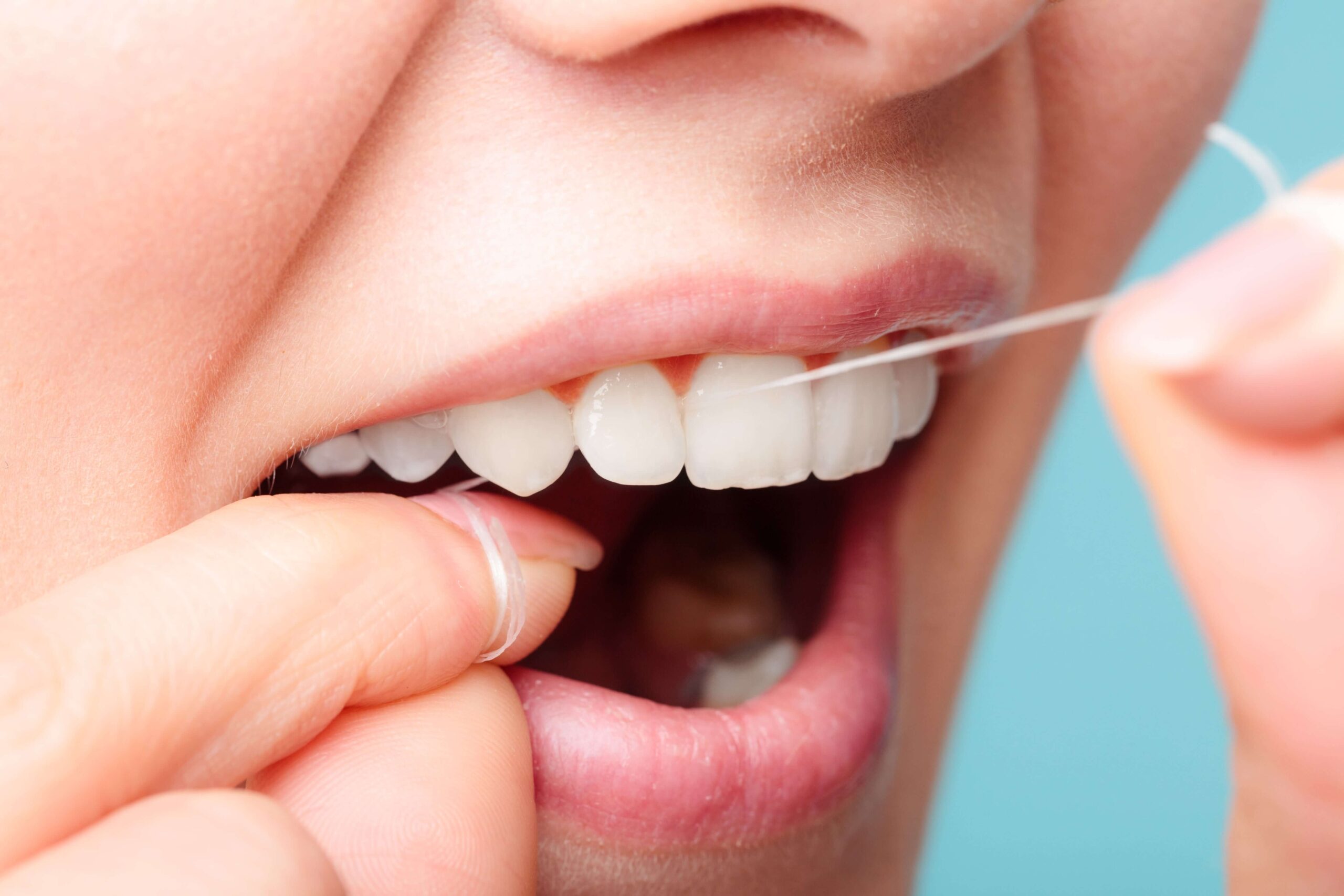Cum se folosește ața dentară? Importanța folosirii aței dentare pentru igiena orală
