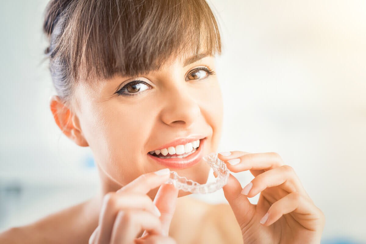 Gutiera de contenție: metoda prin care îți păstrezi zâmbetul frumos după îndepărtarea aparatului dentar