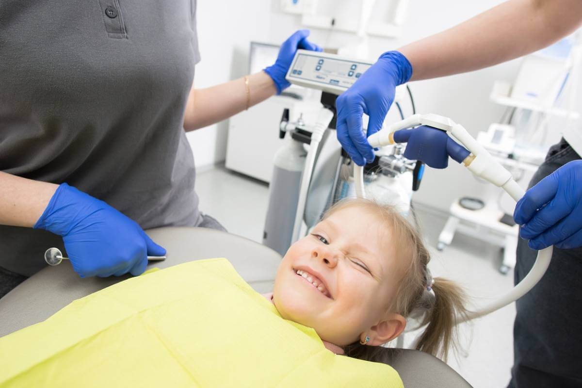 Curăţarea dinţilor la copii: cum se face corect şi când este necesară vizită la dentist