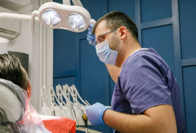 pacient, medic stomatolog, consult pentru implant dentar
